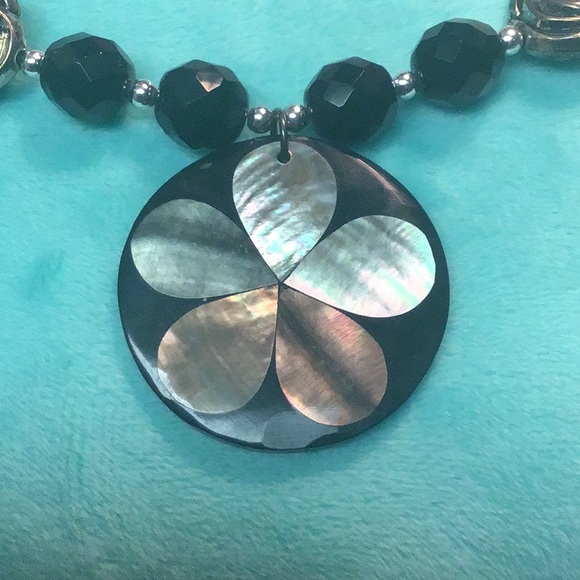 Abalone Shell Lacquerware Pendant with rosettes & beaded necklace - Picture 3 of 14